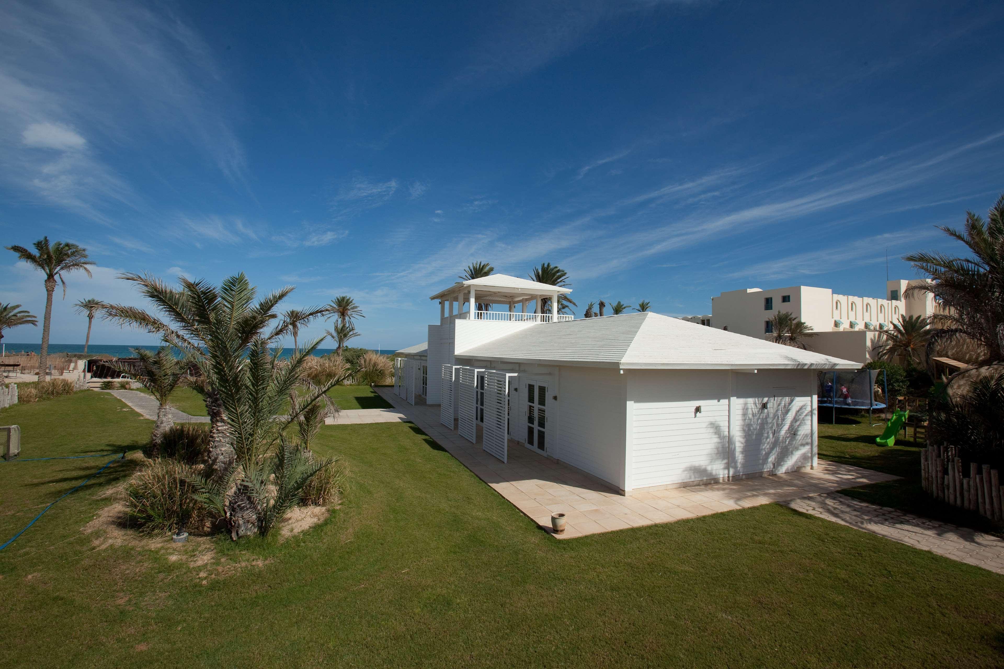 Mezraia Radisson Blu Palace Resort & Thalasso, Djerba מראה חיצוני תמונה The clubhouse at the Dunes Golf Course
