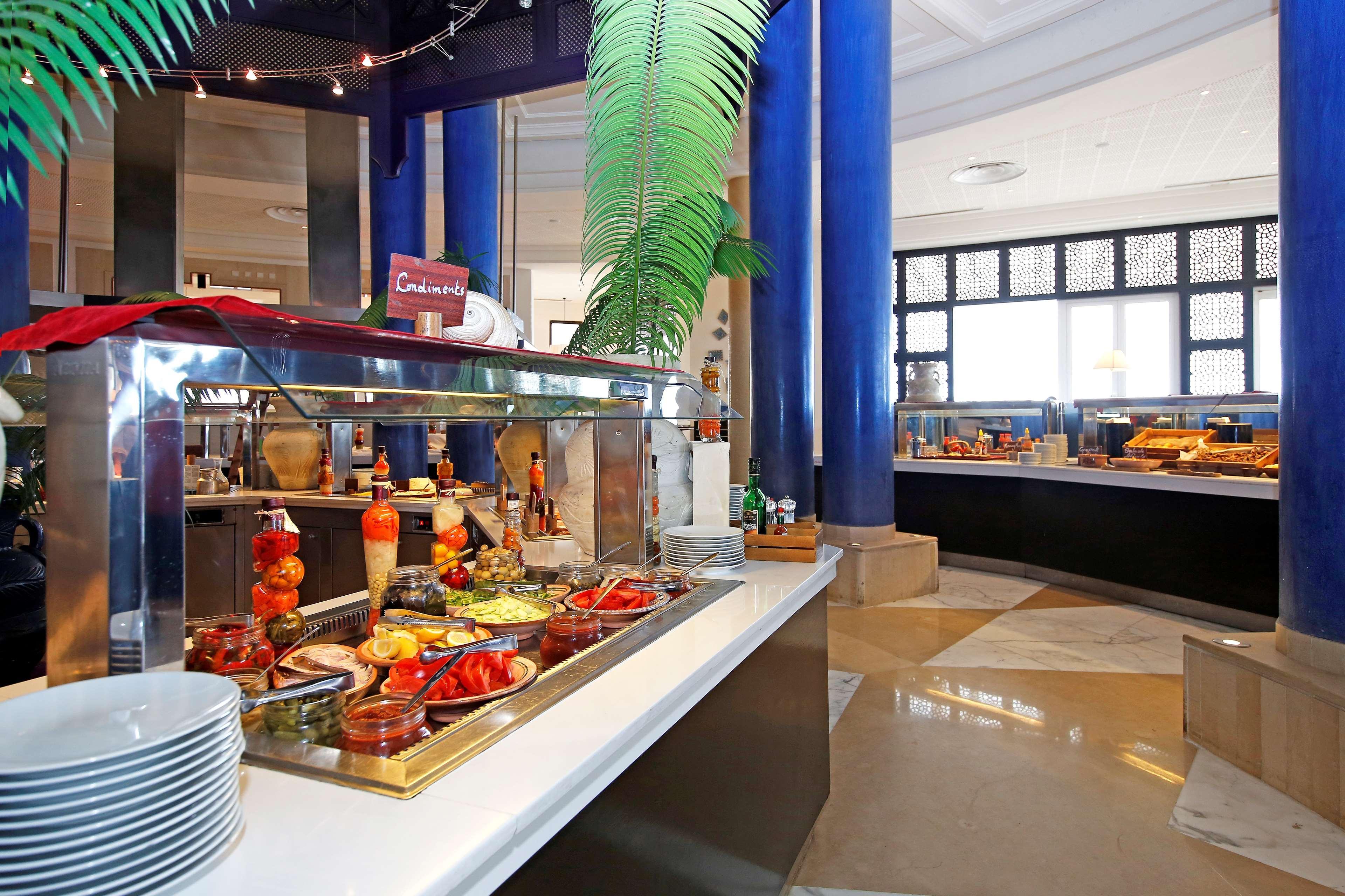 Mezraia Radisson Blu Palace Resort & Thalasso, Djerba מראה חיצוני תמונה A buffet at a hotel